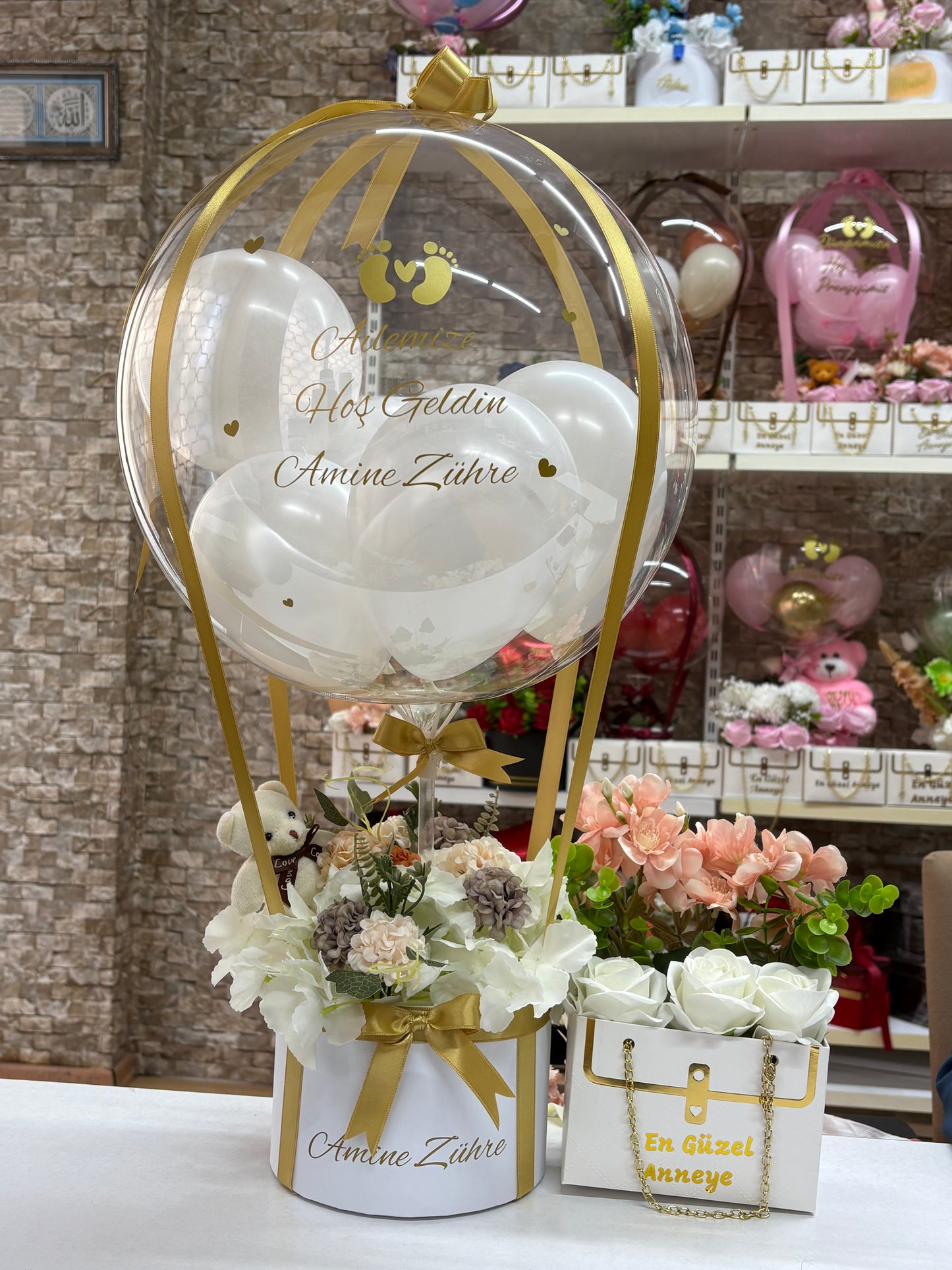 Kişiye Özel Hoş Geldin Bebek Balon Kutusu – İsim Yazılı Şeffaf Balon & Çiçek Aranjmanı (Kız Bebek Hediyesi)