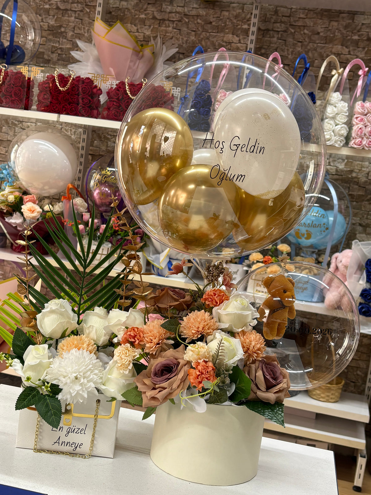 Hoş Geldin Oğlum – Erkek Bebek Balonlu Çiçek ve Anneye Hediye Seti