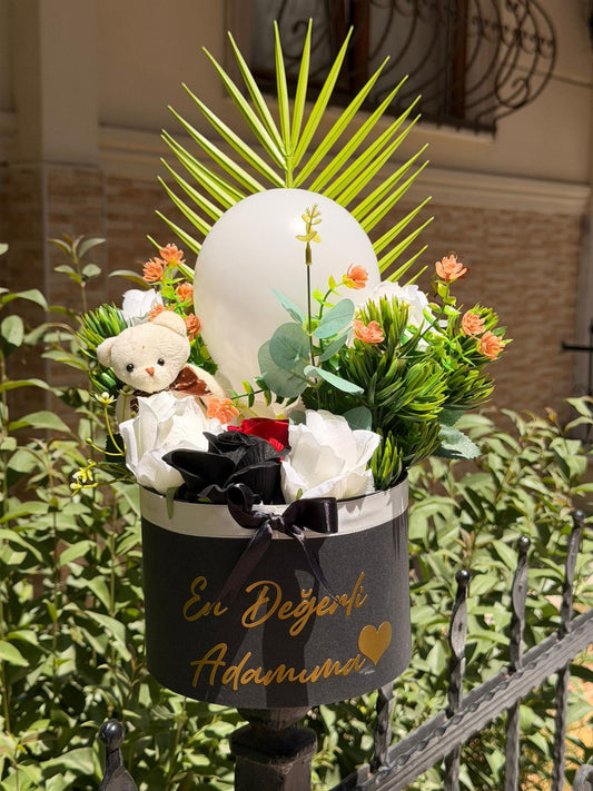En Değerli Adamıma Özel Premium Çiçek & Peluş Kutusu – Mesajlı Erkek Hediye Aranjmanı