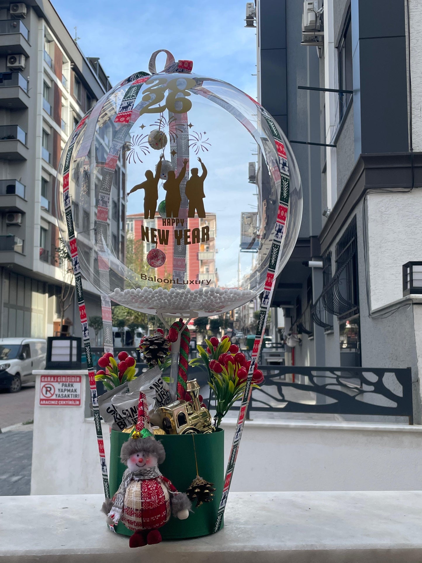 Yeni Yıl Balonlu Hediye Kutusu – 2026 Sıcak Kulübe Konseptli Premium Tasarım