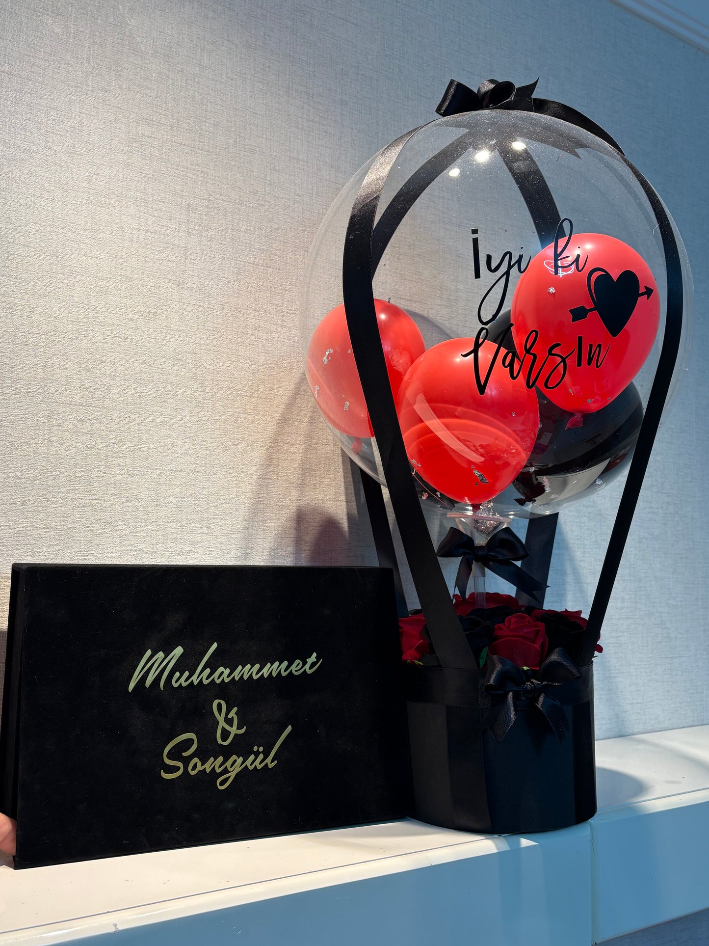 Premium Aşk Balon & Ferrero Rocher Gül Hediye Kutusu – Sevgiliye Özel Romantik Set