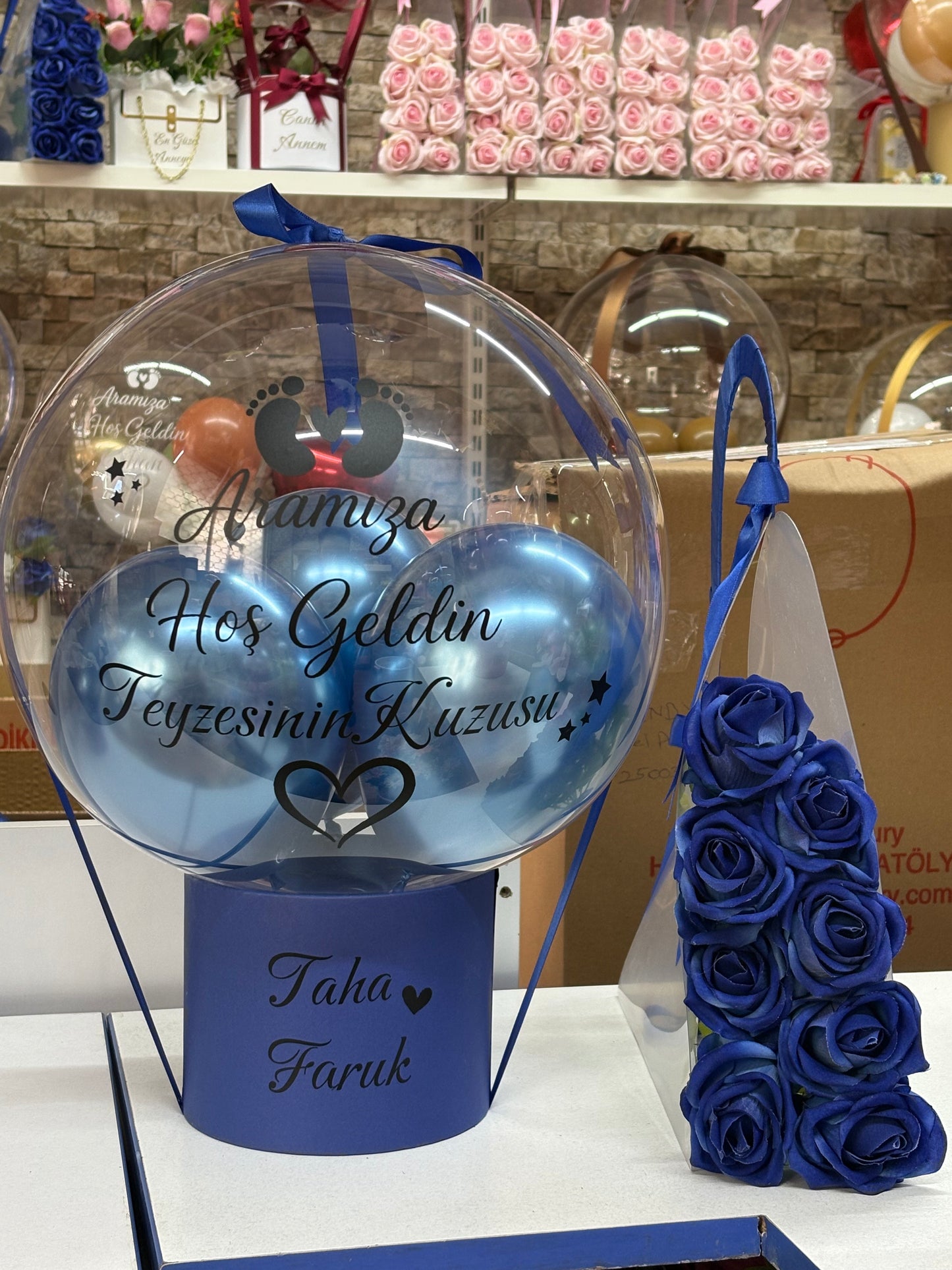 Mavi Kutulu Şeffaf Balon ve Mavi Gül Buketi Hediyelik Set