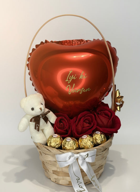İyi Ki Varsın Aşk Sepeti – Kalpli Balon, Güller ve Ferrero Rocher