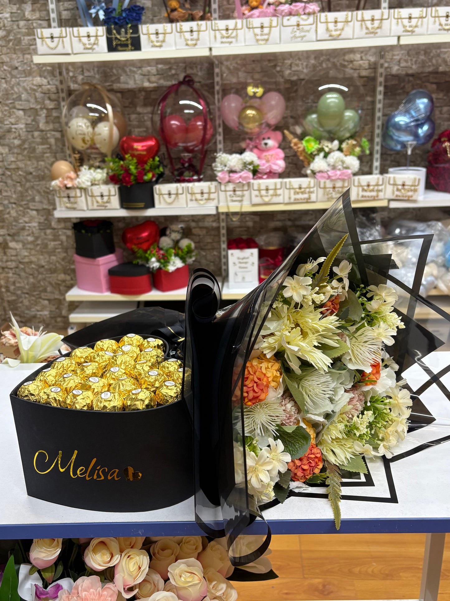 Kişiye Özel Ferrero Rocher Kutusu ve Şık Çiçek Buketi Hediye Seti