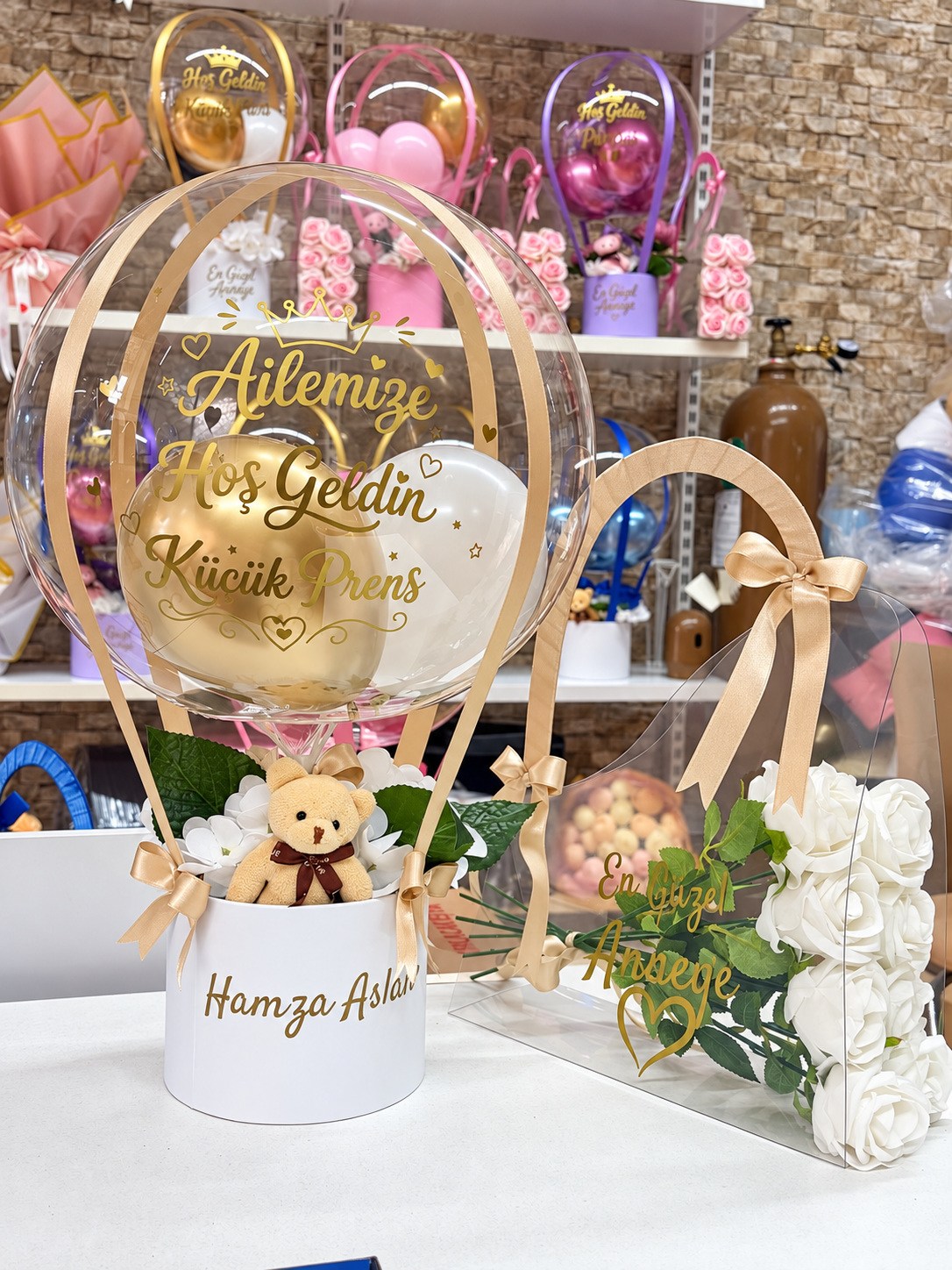 Erkek Bebek Hoş Geldin Balonu ve Anneye Özel Beyaz Gül Çanta Hediye Seti