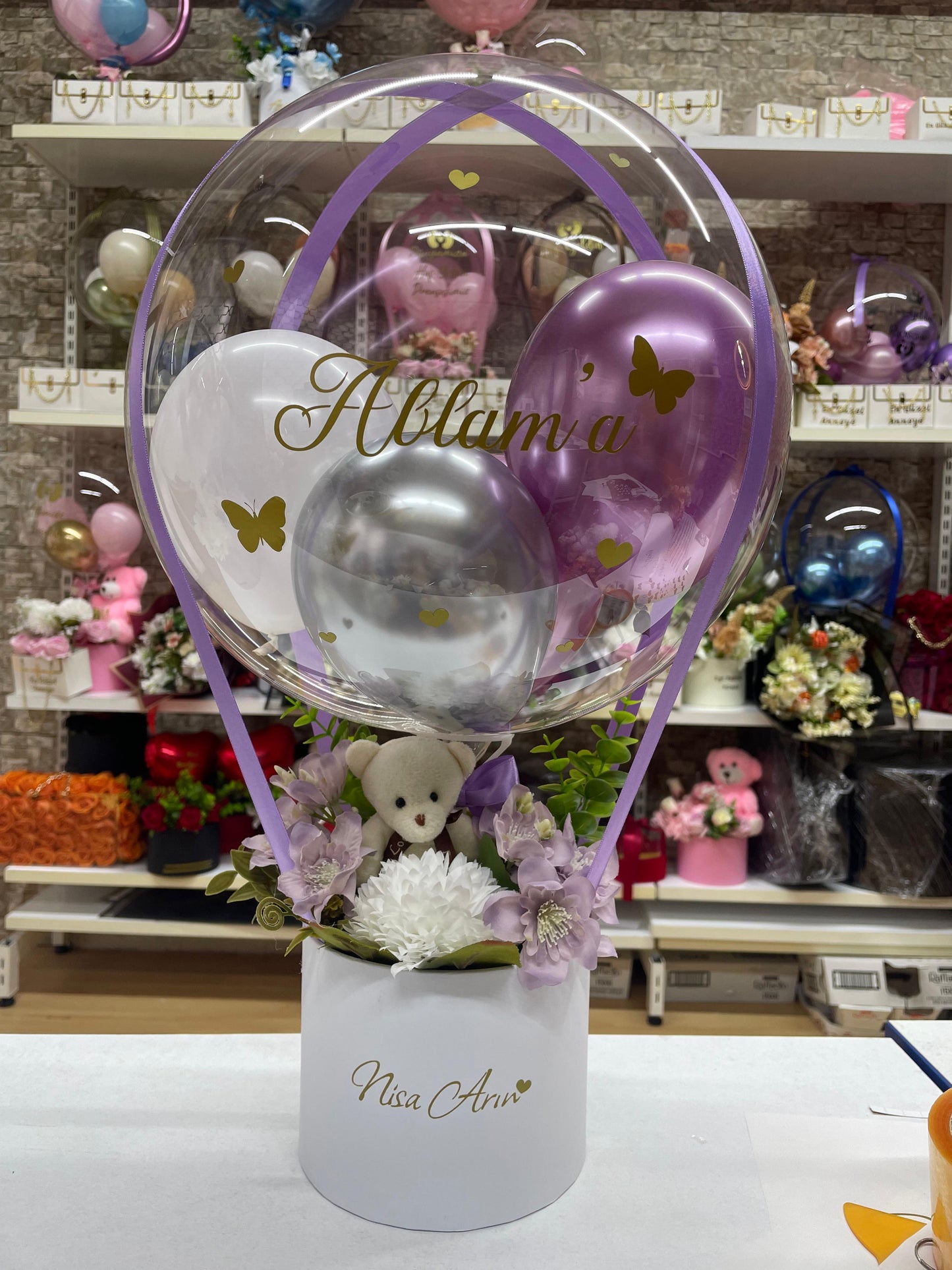 Şeffaf Balon Kutusu – Mor Konsept Peluş Ayıcık ve Çiçekli Hediye Seti
