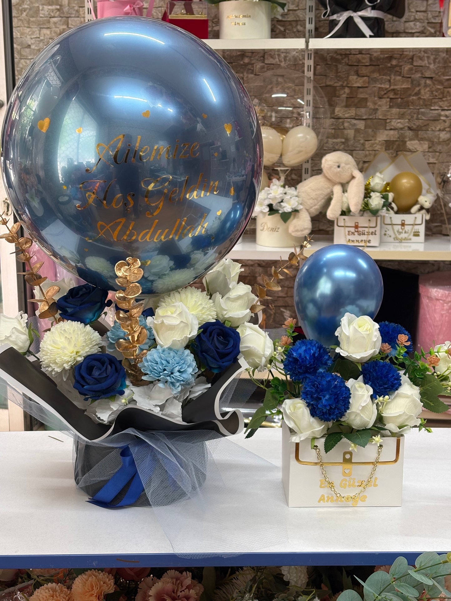 Ailemize Hoş Geldin Erkek Bebek Çiçekli Balon Aranjmanı – Kişiye Özel İsim Baskılı Hoş Geldin Bebek Hediyesi