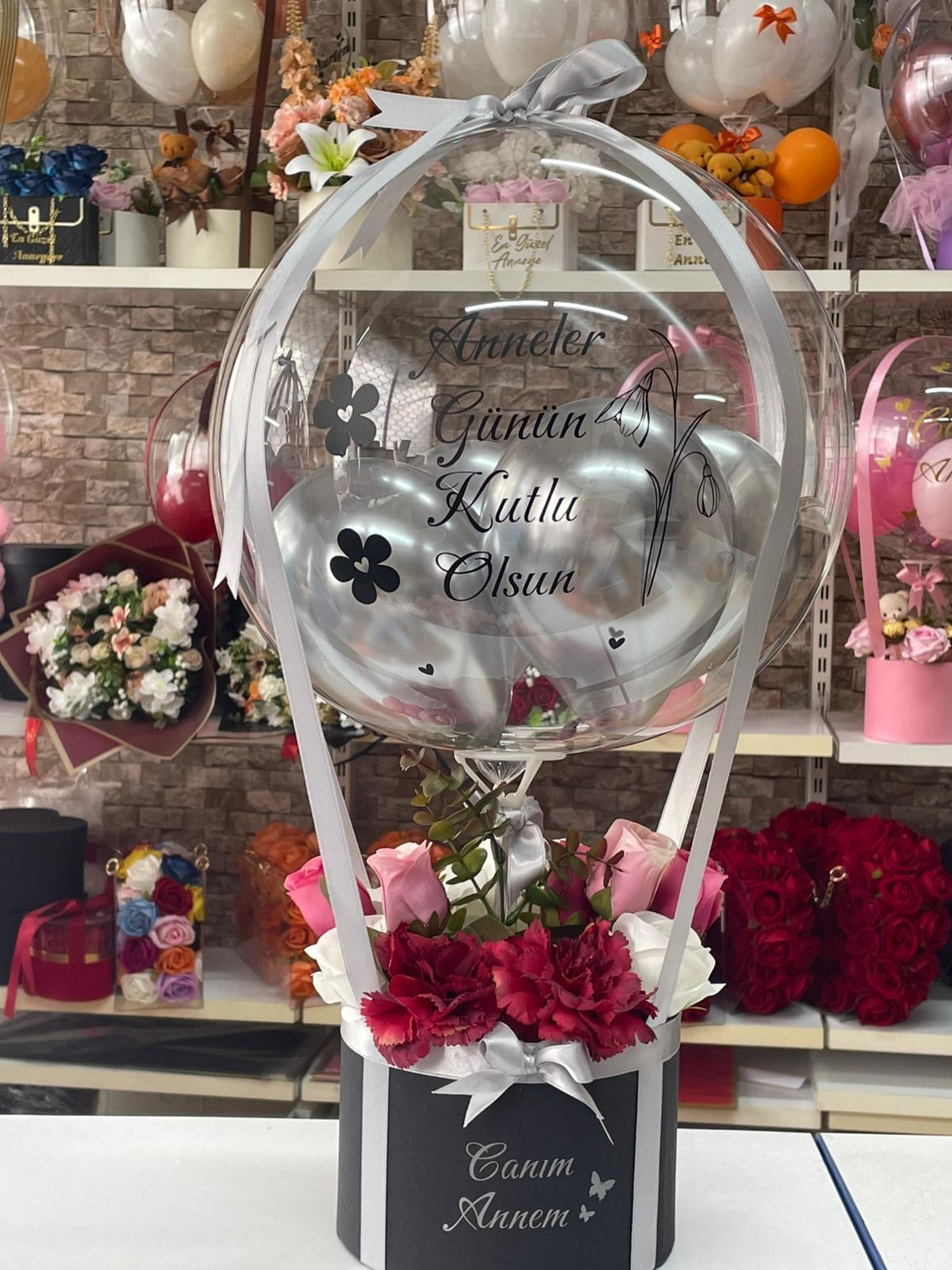 Kişiye Özel Anneler Günü hediye Balon Kutusu – Şeffaf Balon ve Çiçek Tasarımı
