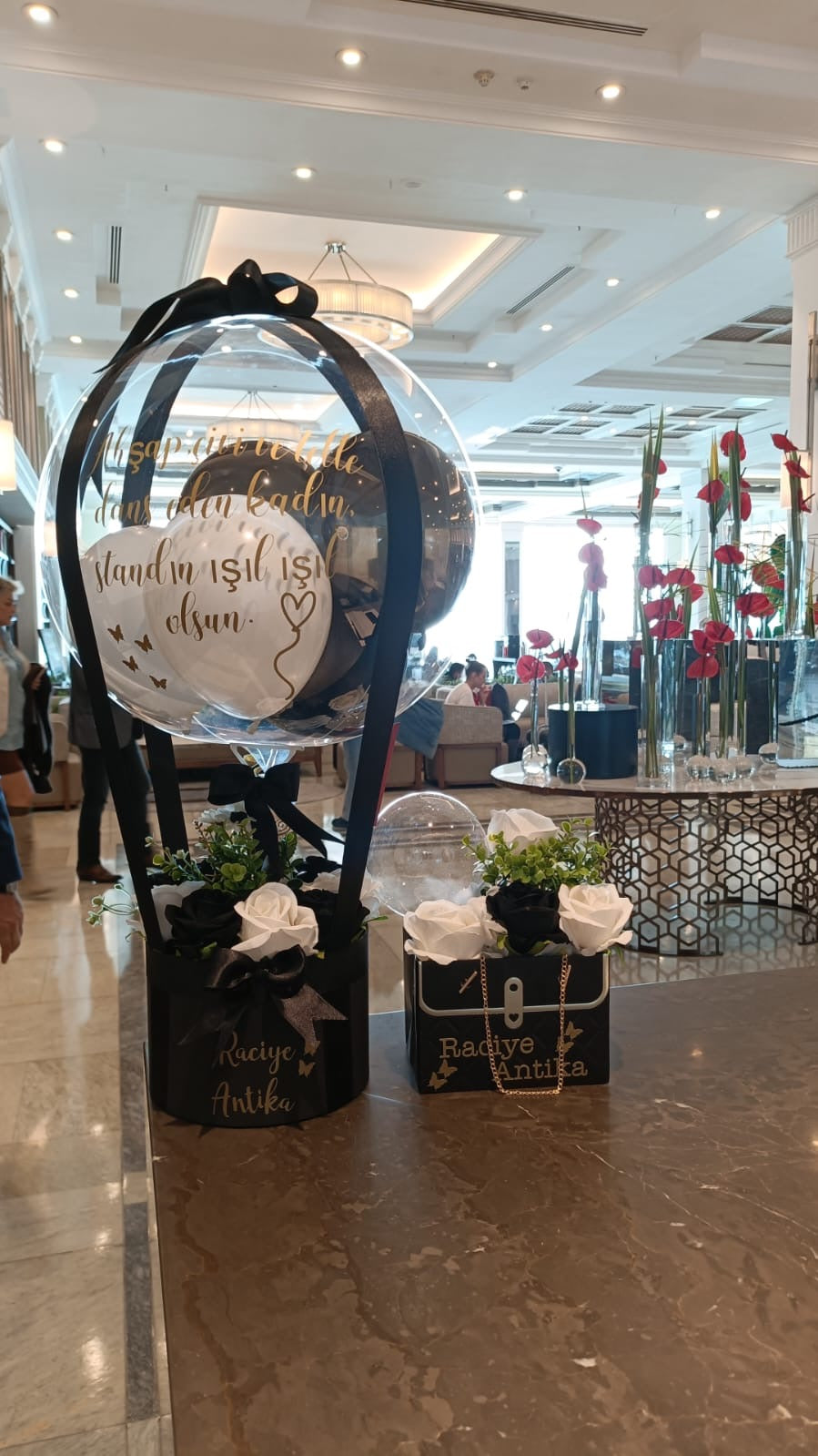 Sevgiliye Lüks Siyah Hediye Kutusu – Balon ve Çiçek Aranjmanı