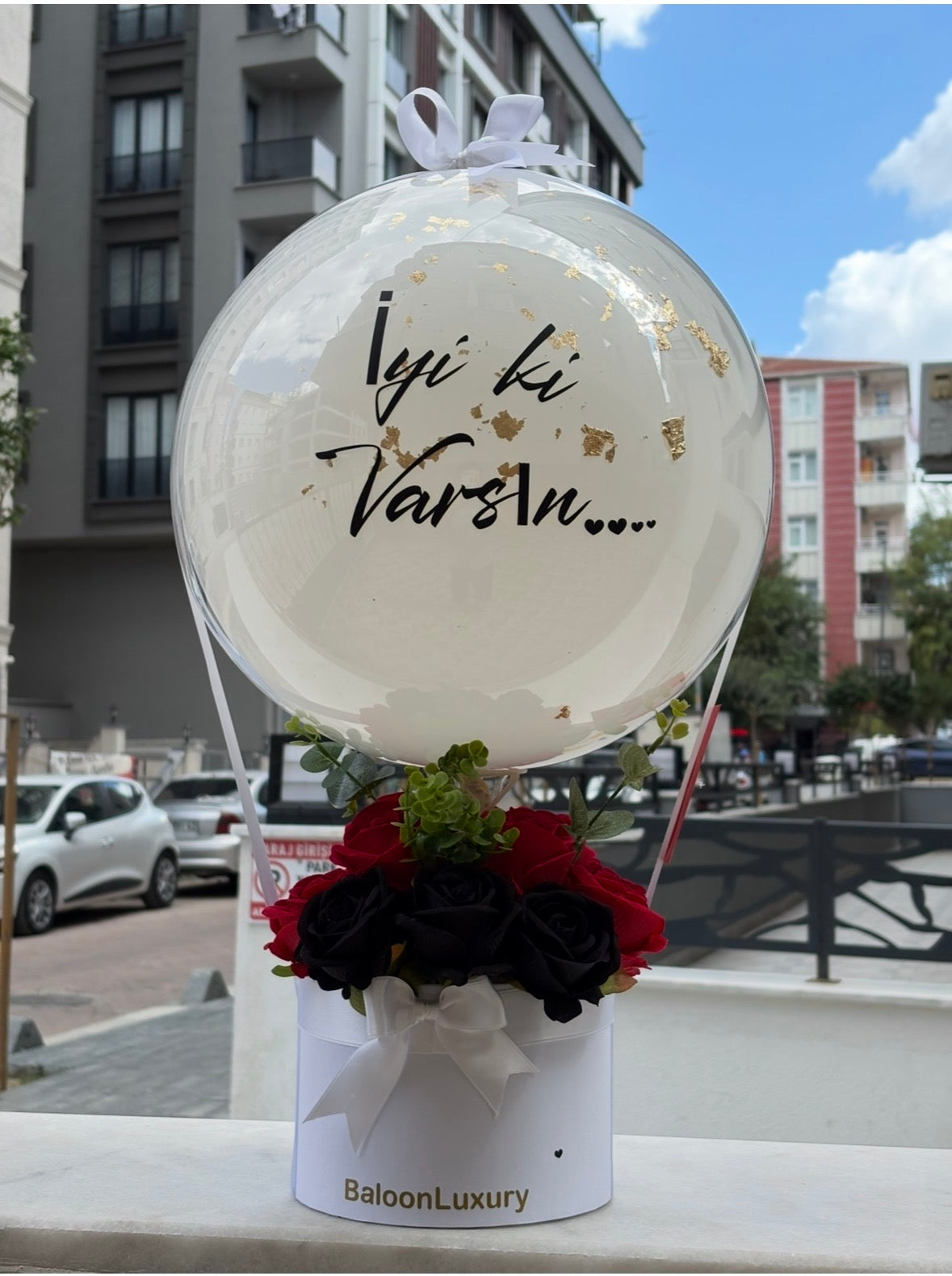 İyi Ki Varsın Hediye Balon Kutusu – Güllü ve Özel Mesajlı
