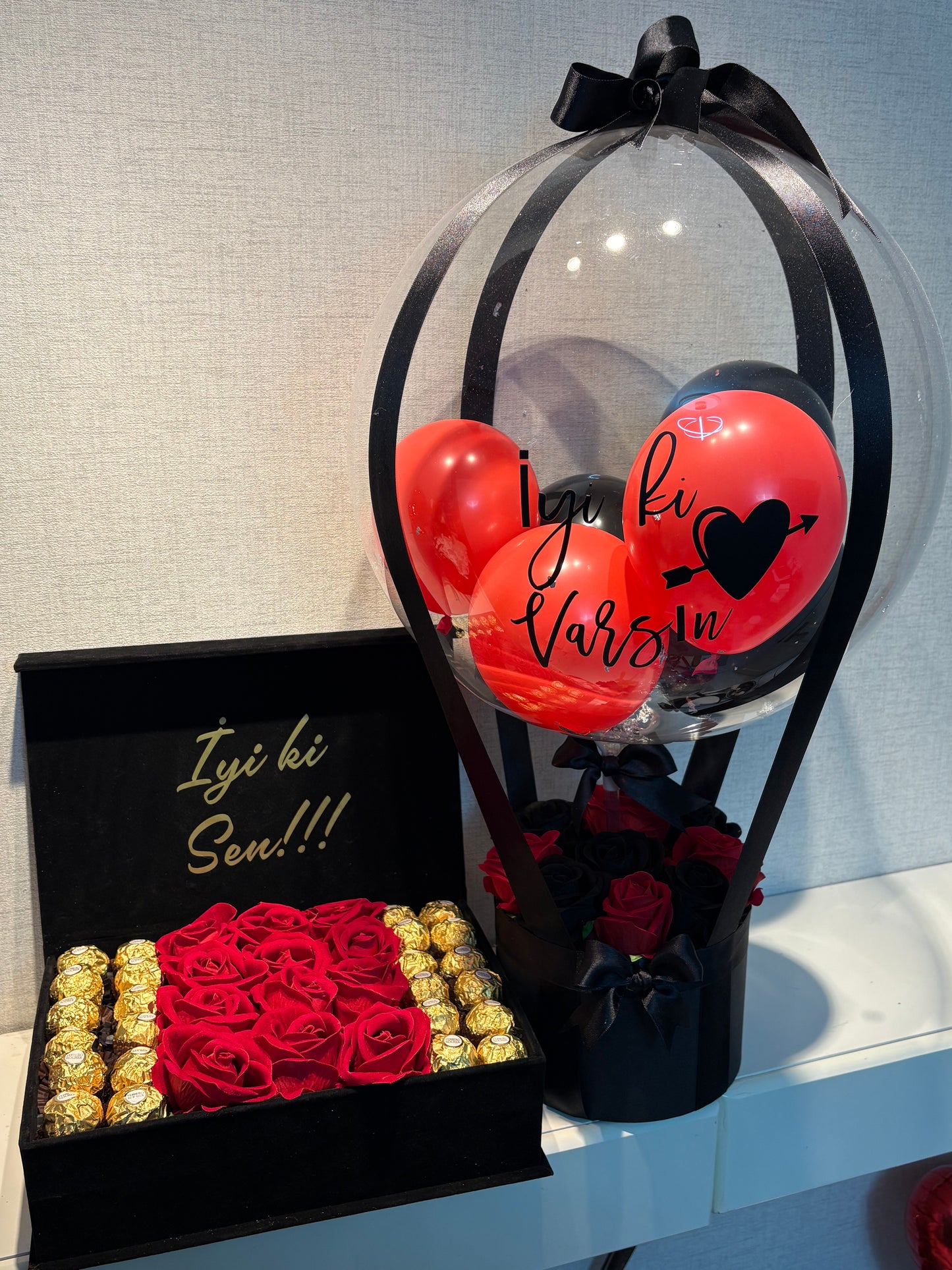 Premium Aşk Balon & Ferrero Rocher Gül Hediye Kutusu – Sevgiliye Özel Romantik Set