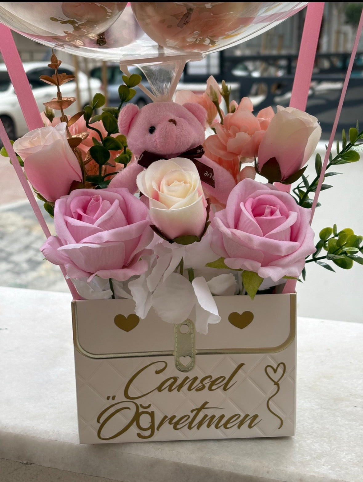 Öğretmenler Günü Balonlu Çiçek Kutusu – Kişiye Özel Anlamlı Hediye