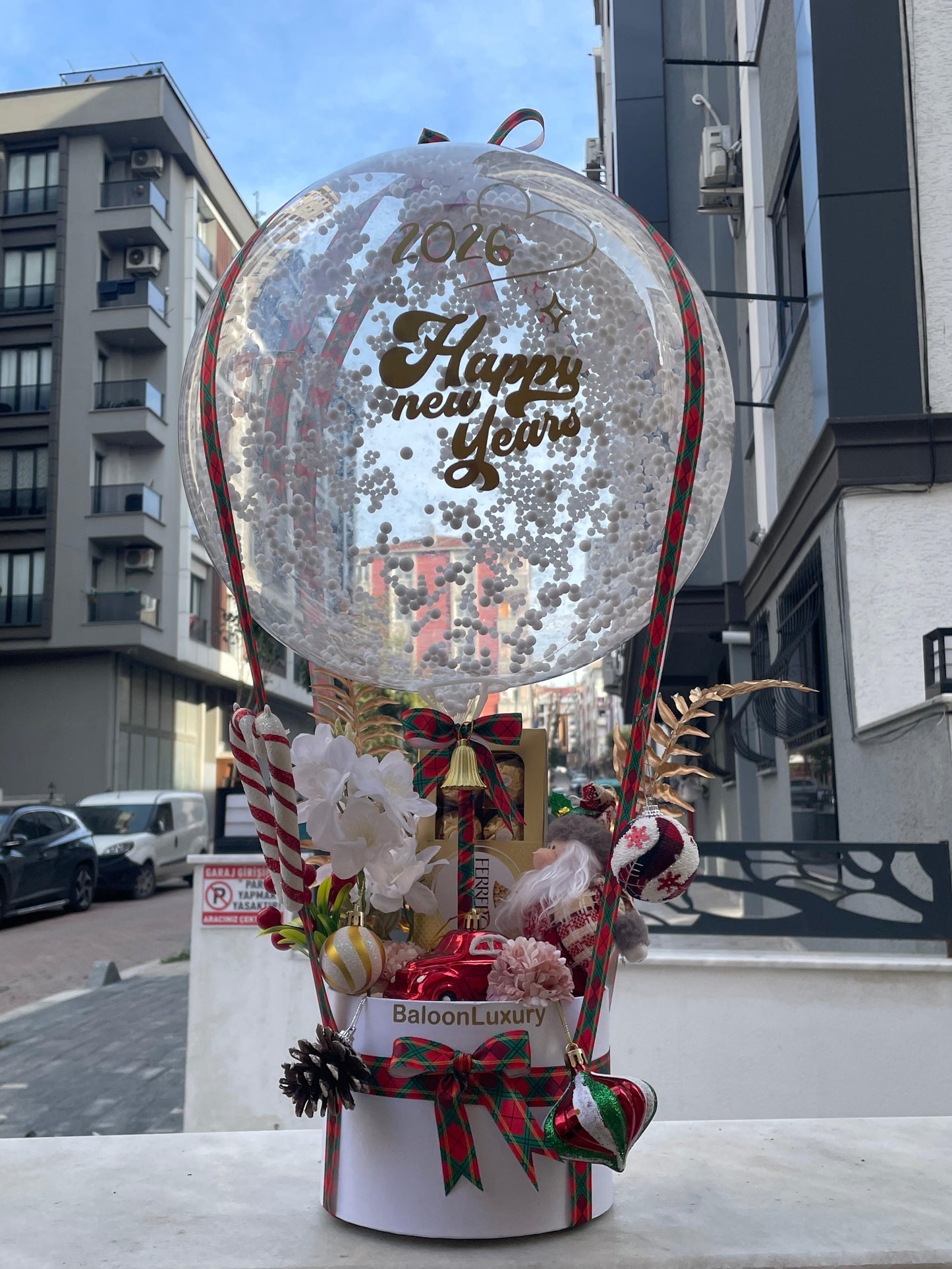 Noel Konsept Işıklı Balon Aranjmanı – Bireysel ve Kurumsal Yeni Yıl Hediyesi