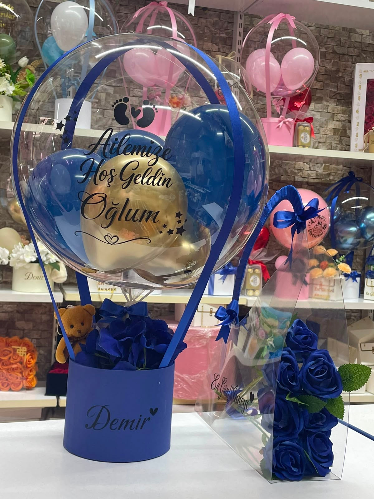 Kişiye Özel Hoş Geldin Bebek Balon Kutusu | İsim Yazılı Mavi  Balon & Gül Aranjmanı