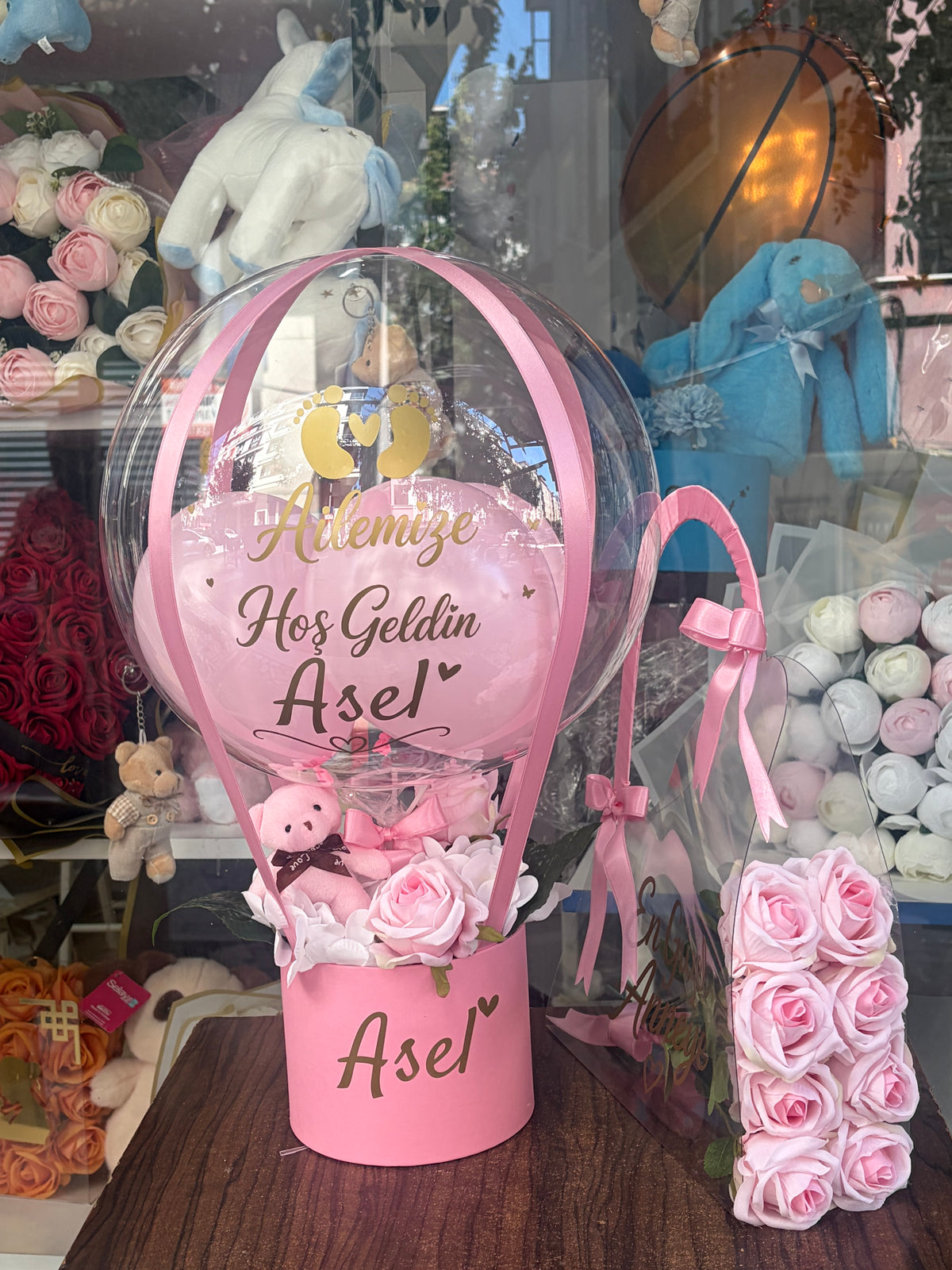 Yeni Doğan Bebek Hoş Geldin Balon ve Pembe Gül Hediye Seti | Kişiye Özel Bebek Hediyesi