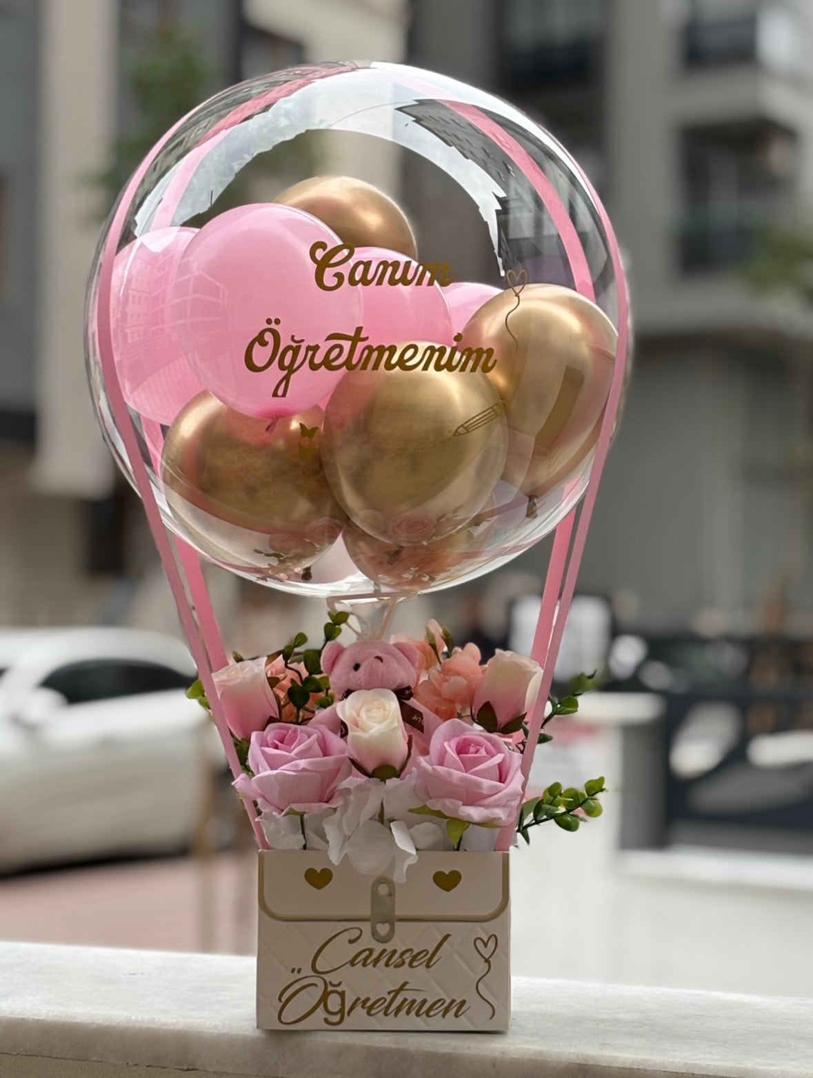 Öğretmenler Günü Balonlu Çiçek Kutusu – Kişiye Özel Anlamlı Hediye