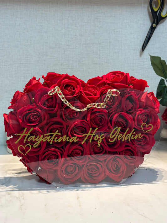 Özel zincirli kalp çantada kırmızı gül