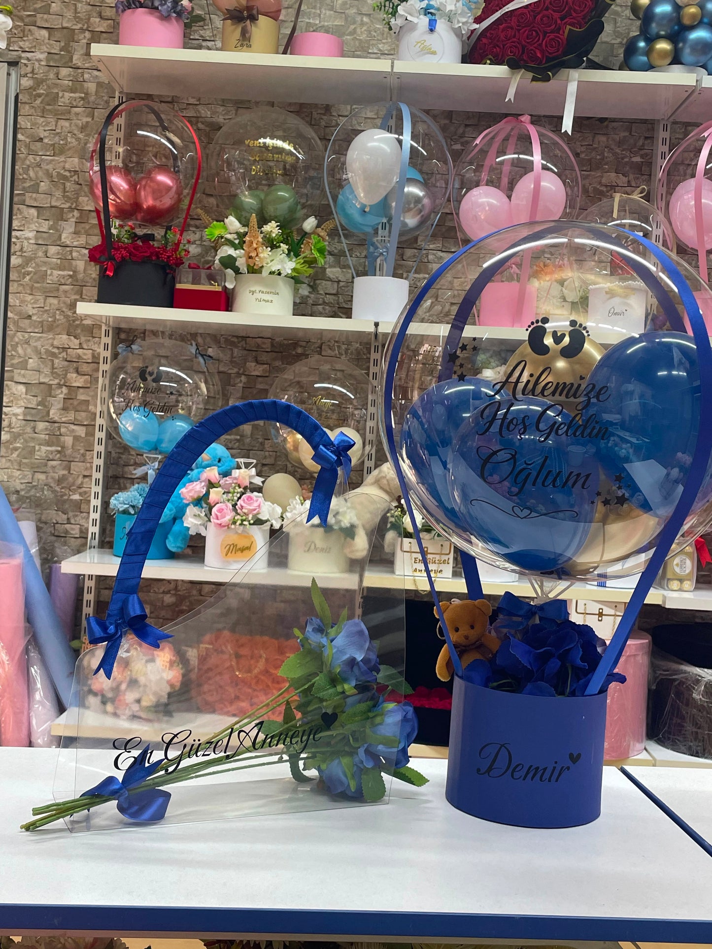Kişiye Özel Hoş Geldin Bebek Balon Kutusu | İsim Yazılı Mavi  Balon & Gül Aranjmanı
