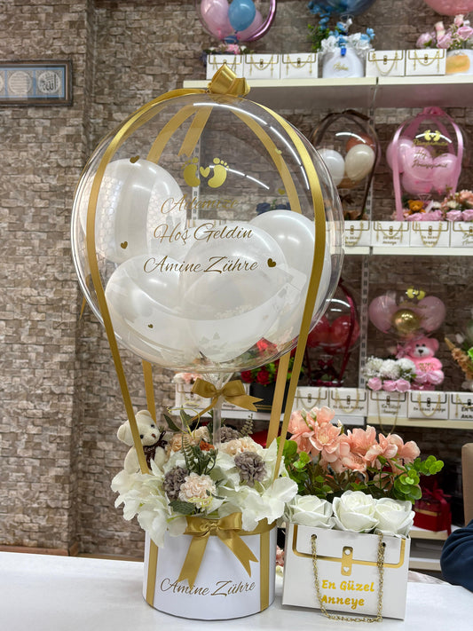 Kişiye Özel Hoş Geldin Bebek Balon Kutusu – İsim Yazılı Şeffaf Balon & Çiçek Aranjmanı (Kız Bebek Hediyesi)