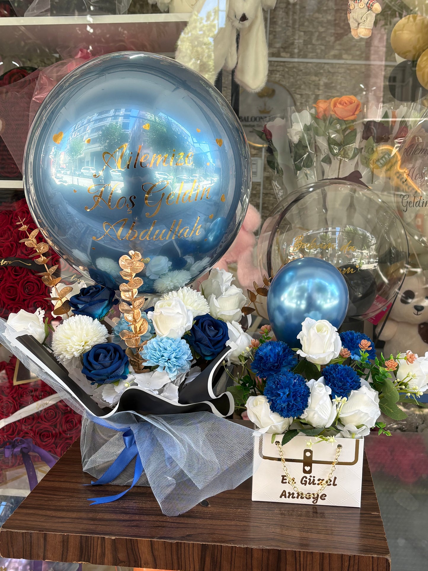 Ailemize Hoş Geldin Erkek Bebek Çiçekli Balon Aranjmanı – Kişiye Özel İsim Baskılı Hoş Geldin Bebek Hediyesi
