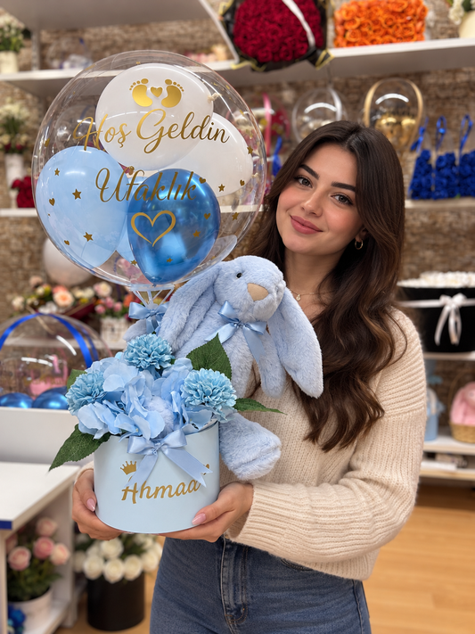 Mavi Tavşanlı Hoş Geldin Bebek Balon ve Çiçek Aranjmanı