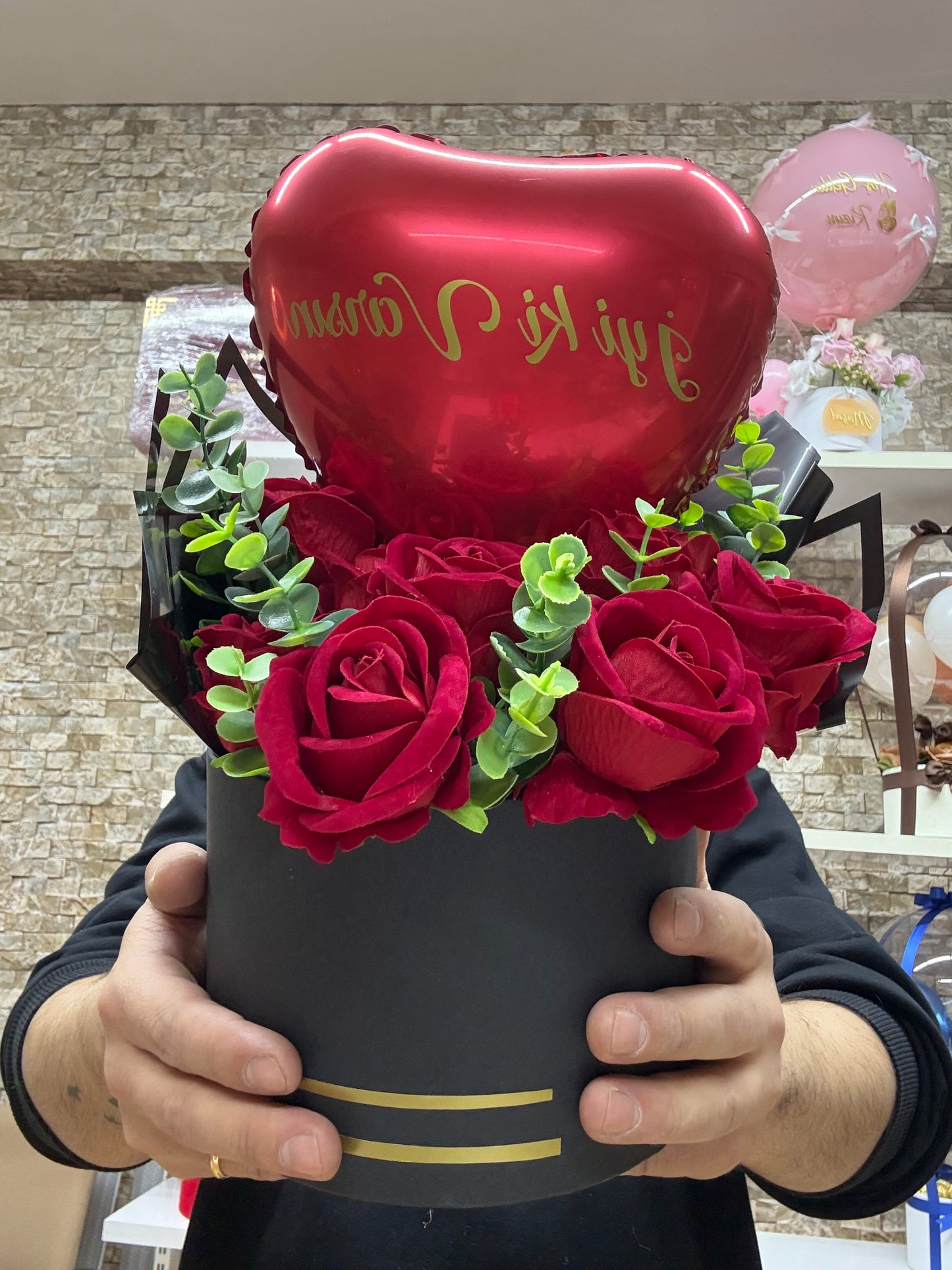 Kalp Balonlu Kırmızı Gül Aranjmanı – Seni Seviyorum Romantik Hediye Kutusu