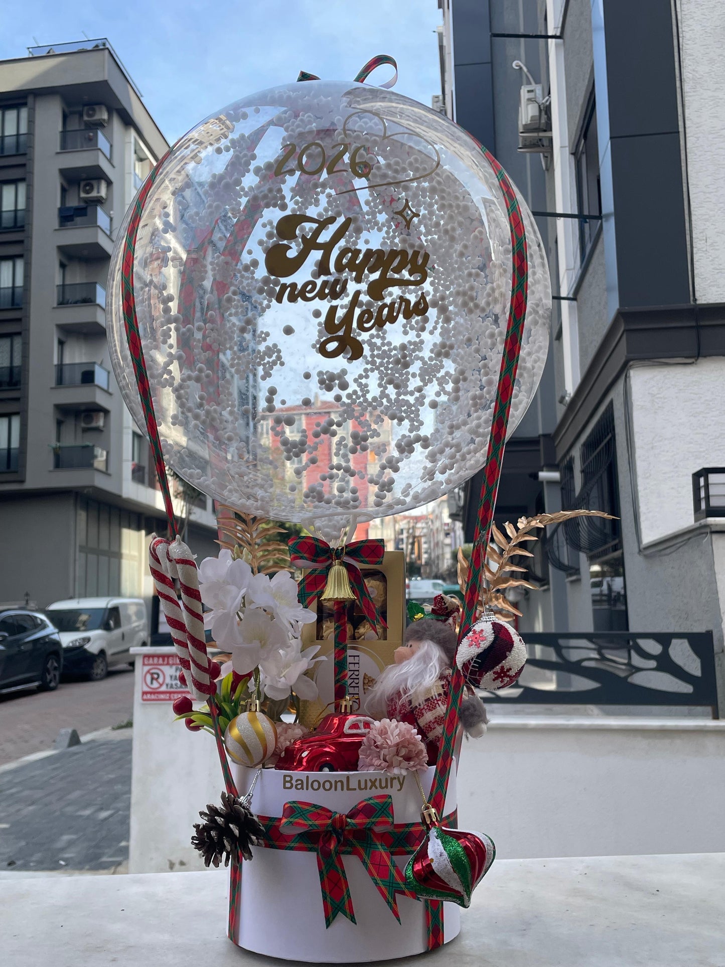 Noel Konsept Işıklı Balon Aranjmanı – Bireysel ve Kurumsal Yeni Yıl Hediyesi