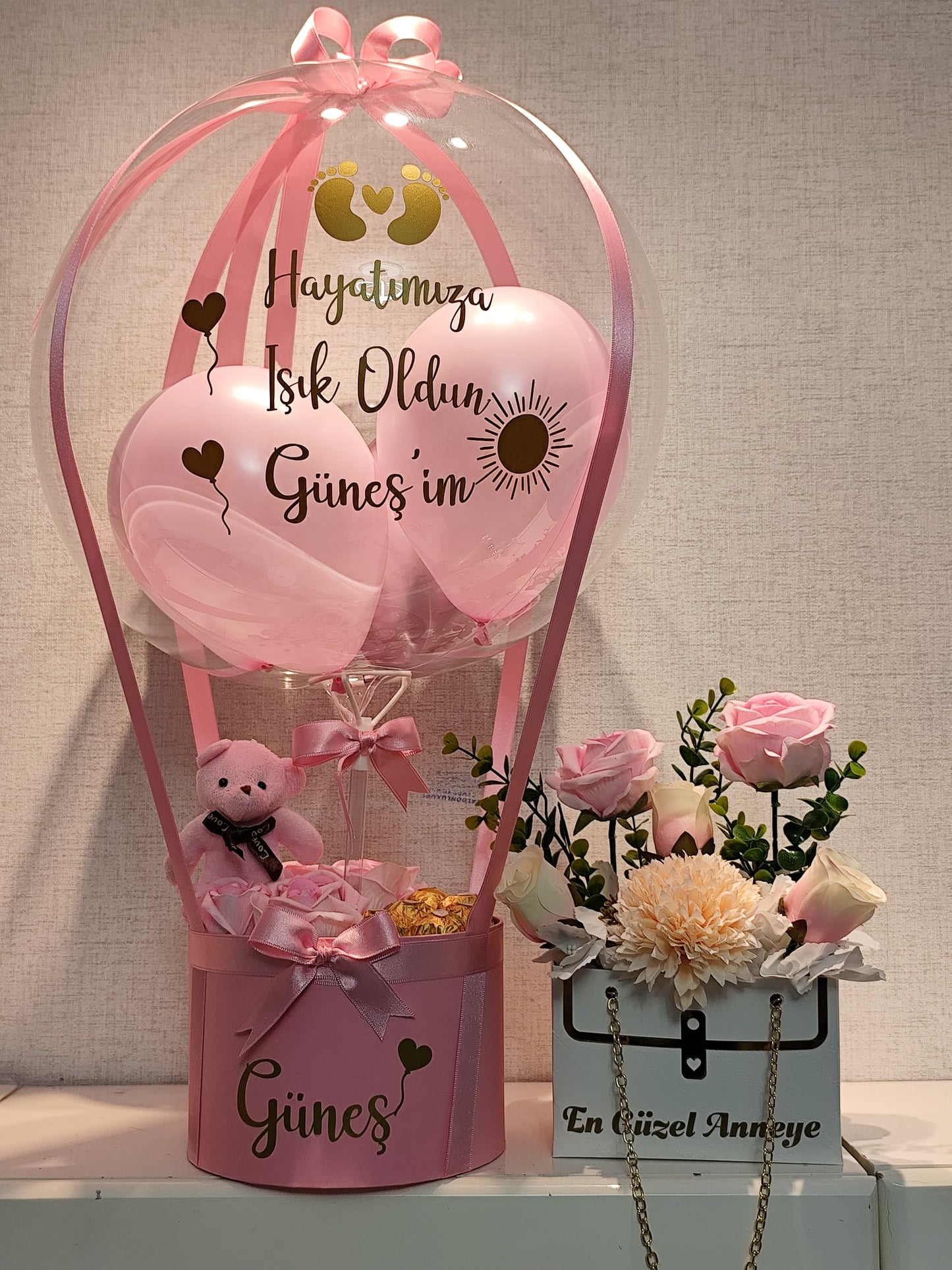 Çikolatalı Yeni Doğan Hediye Seti – Pembe Balon Kutusu (Ferrero & Kadife Gül)