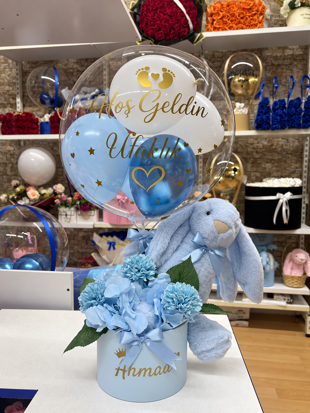 Mavi Tavşanlı Hoş Geldin Bebek Balon ve Çiçek Aranjmanı