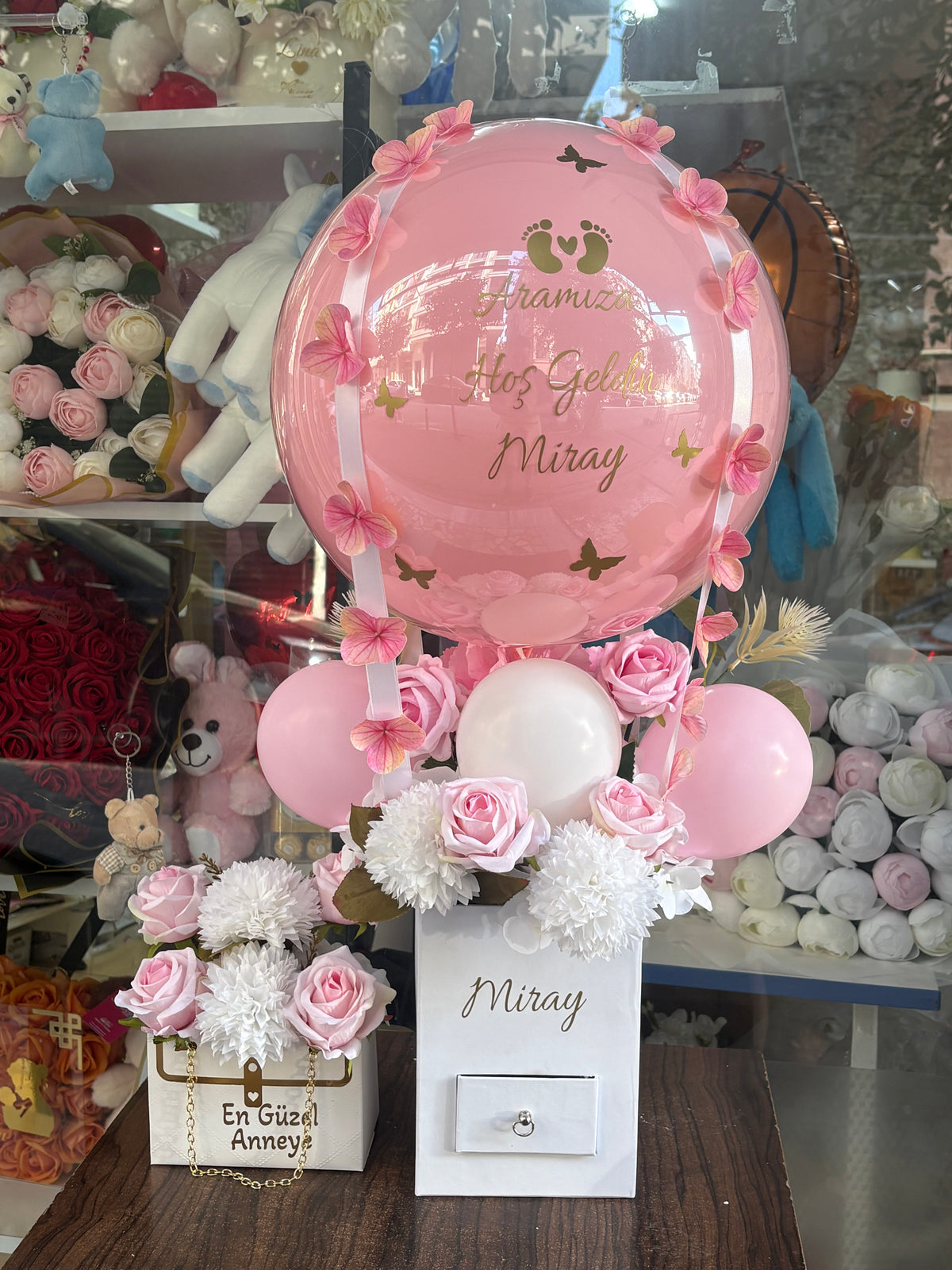 Kişiye Özel İsimli Pembe Bebek Uçan Balon Seti – Çekmeceli Çiçek Kutulu Yenidoğan Hediyesi