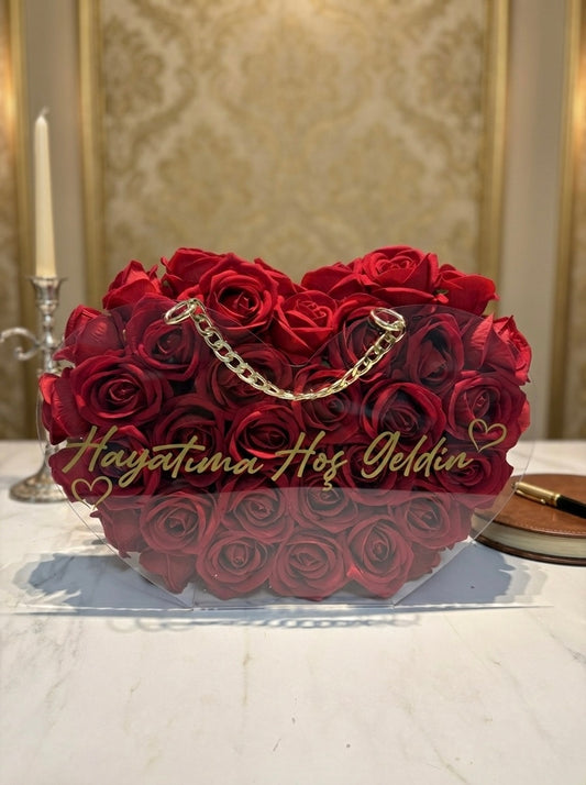 Özel zincirli kalp çantada kırmızı gül