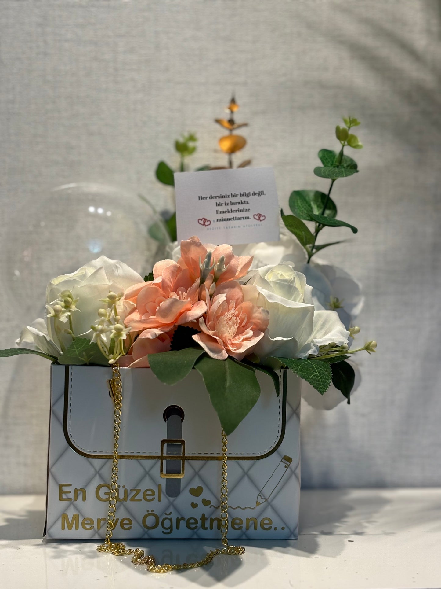 Öğretmenler Günü Özel Tasarım Hediye Kutusu – Çiçekli ve Şık