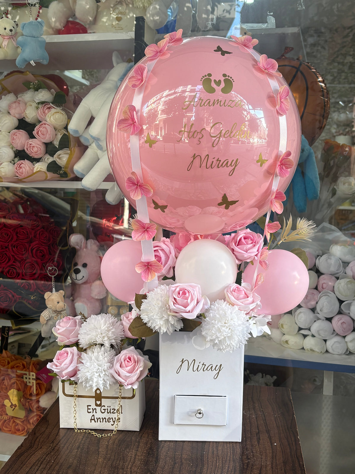 Kişiye Özel İsimli Pembe Bebek Uçan Balon Seti – Çekmeceli Çiçek Kutulu Yenidoğan Hediyesi