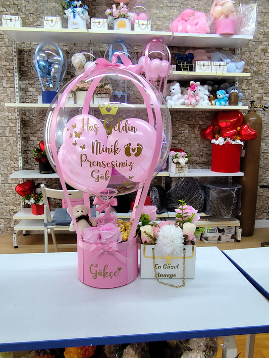 Çikolatalı Yeni Doğan Hediye Seti – Pembe Balon Kutusu (Ferrero & Kadife Gül)