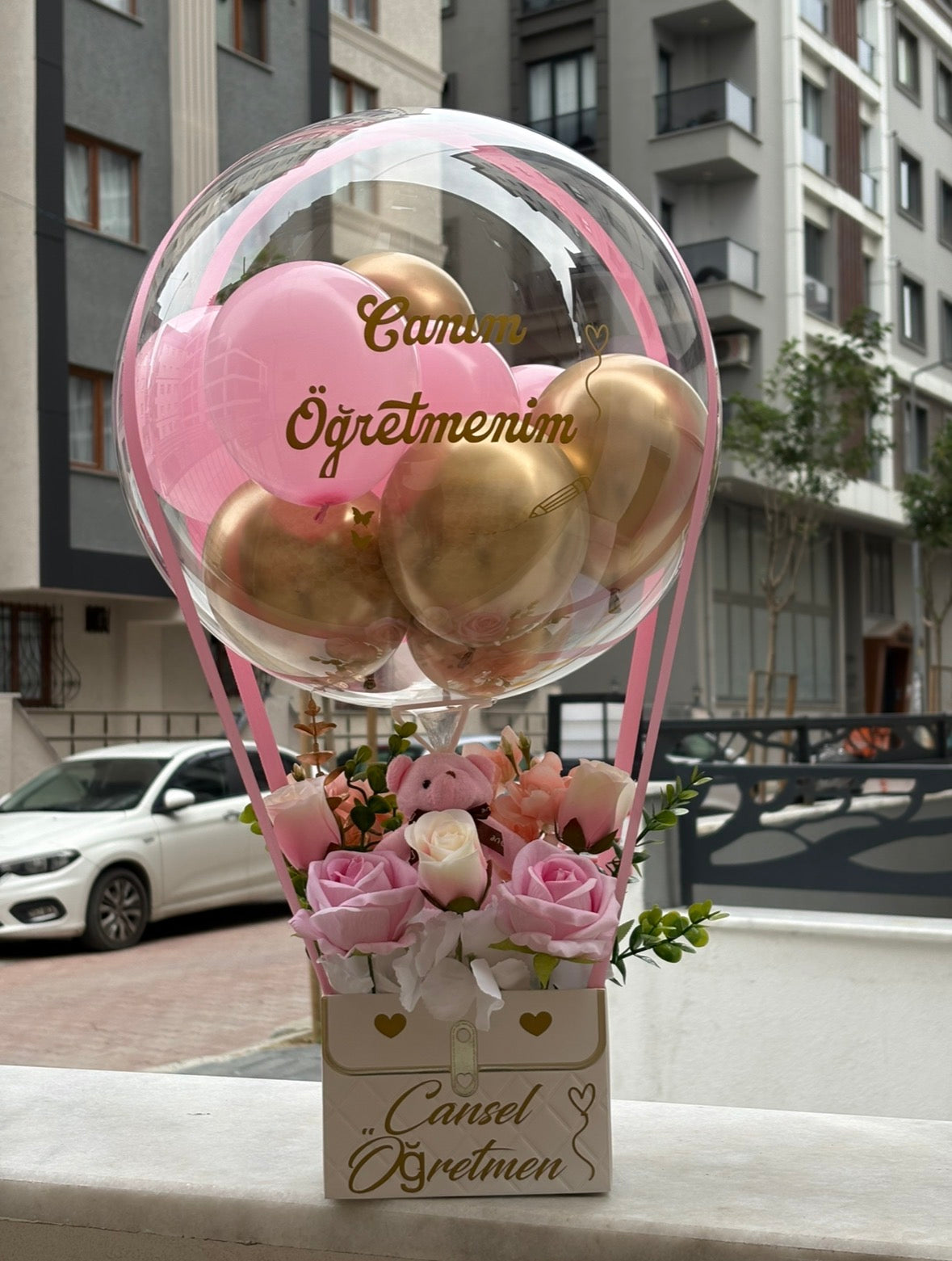 Öğretmenler Günü Balonlu Çiçek Kutusu – Kişiye Özel Anlamlı Hediye