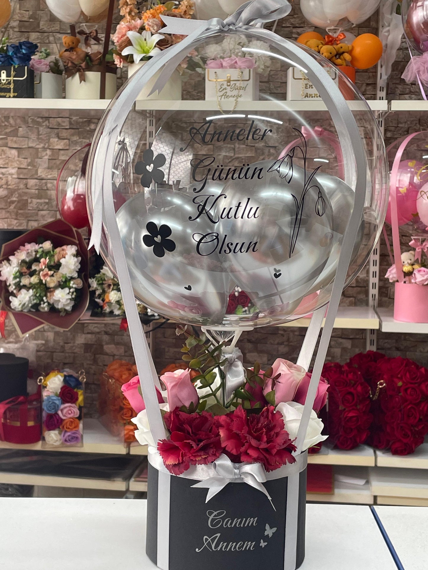 Kişiye Özel Anneler Günü hediye Balon Kutusu – Şeffaf Balon ve Çiçek Tasarımı