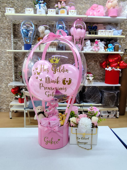 Çikolatalı Yeni Doğan Hediye Seti – Pembe Balon Kutusu (Ferrero & Kadife Gül)