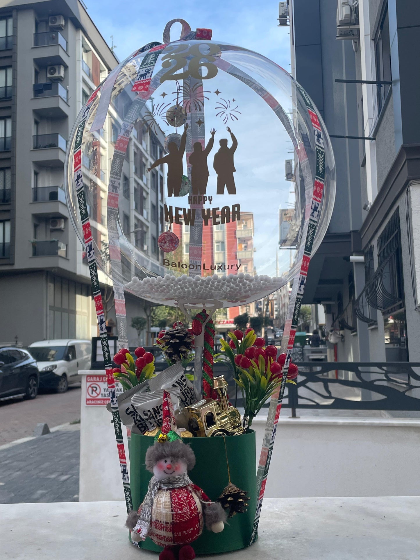 Yeni Yıl Balonlu Hediye Kutusu – 2026 Sıcak Kulübe Konseptli Premium Tasarım