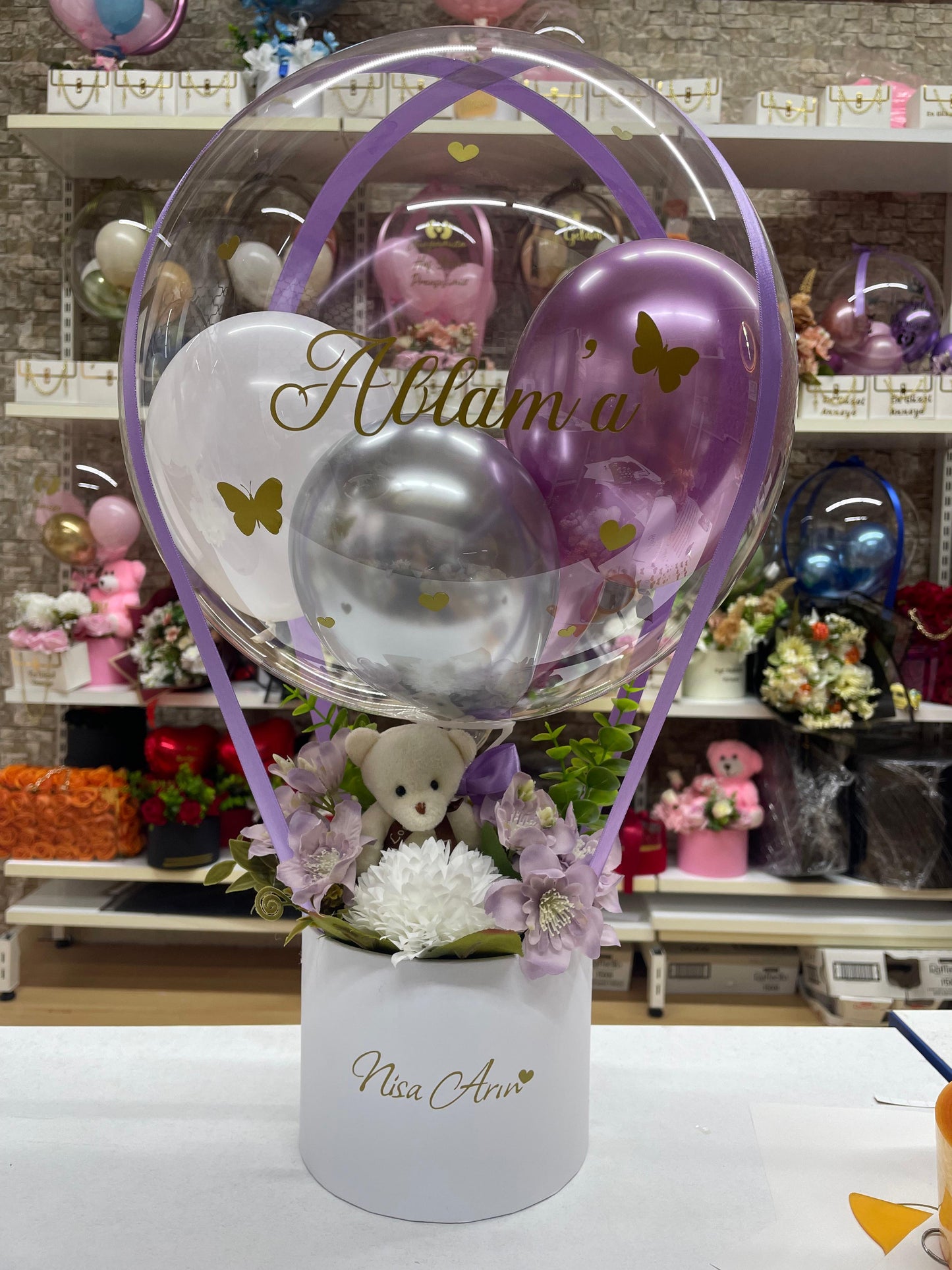 Şeffaf Balon Kutusu – Mor Konsept Peluş Ayıcık ve Çiçekli Hediye Seti