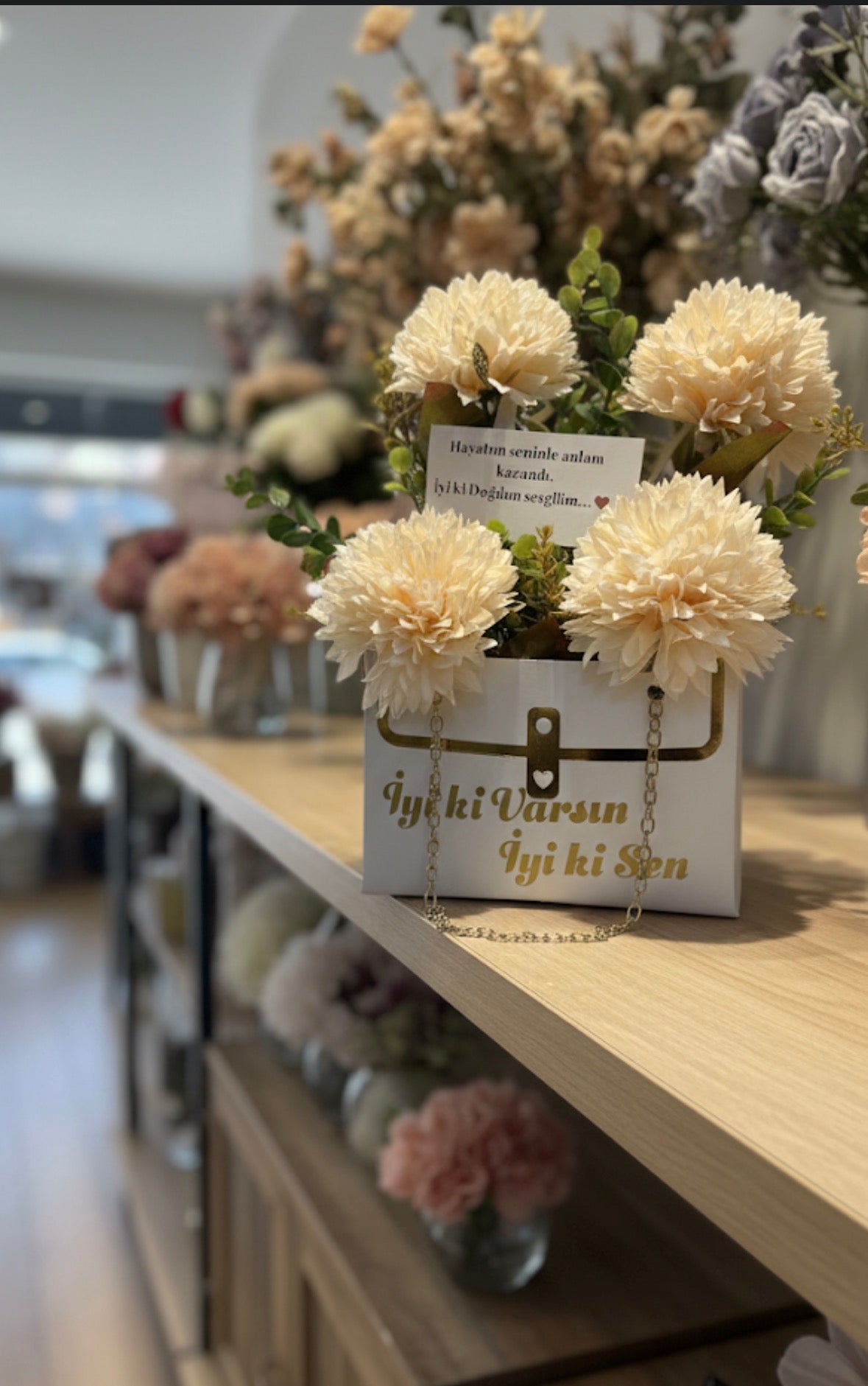 Sevgiliye Özel Mesajlı Kasımpatı Çanta Aranjmanı