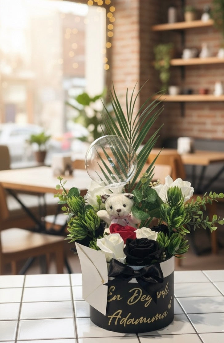 En Değerli Adamıma Özel Premium Çiçek & Peluş Kutusu – Mesajlı Erkek Hediye Aranjmanı