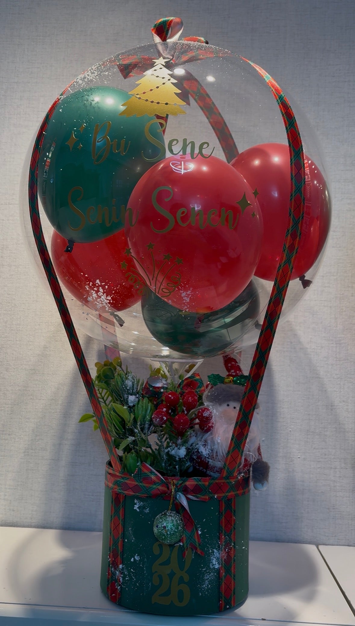 2026 Yeni Yıl Balonlu Hediye Kutusu – Kırmızı & Yeşil Yılbaşı Konsept Özel Tasarım