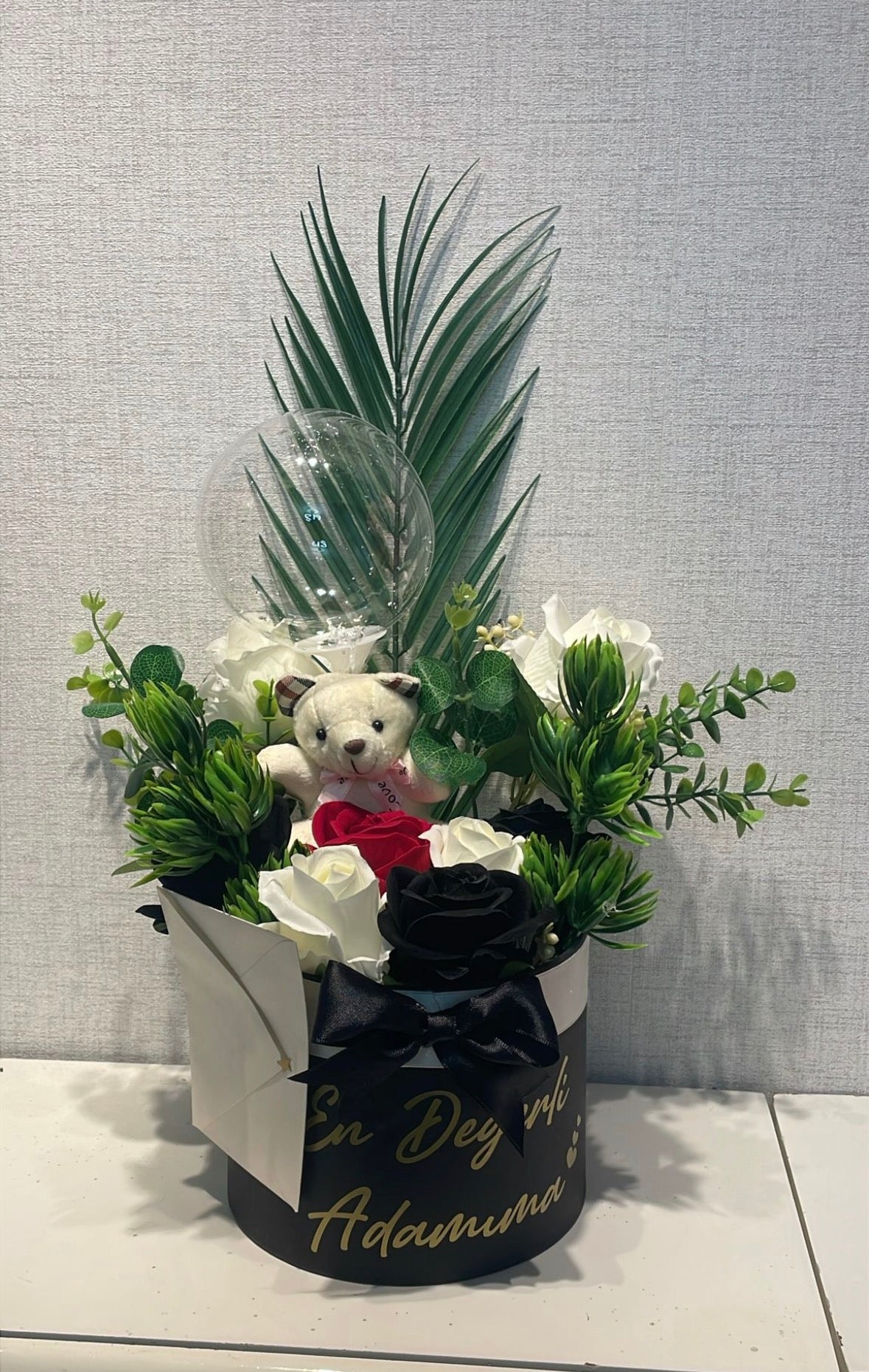 En Değerli Adamıma Özel Premium Çiçek & Peluş Kutusu – Mesajlı Erkek Hediye Aranjmanı