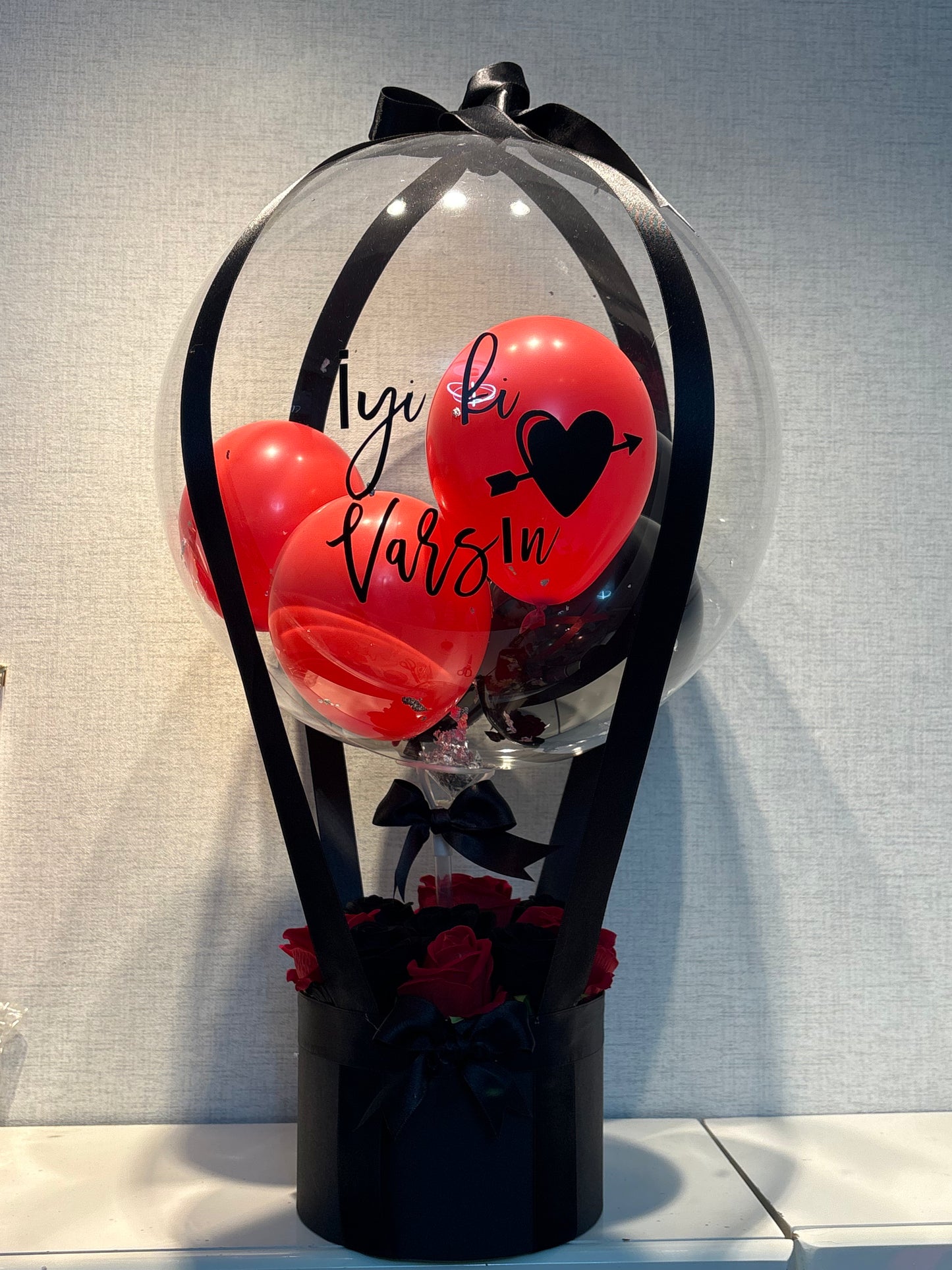 Aşk Kafesi Premium Kırmızı Gül & Kişiye Özel Şeffaf Balon