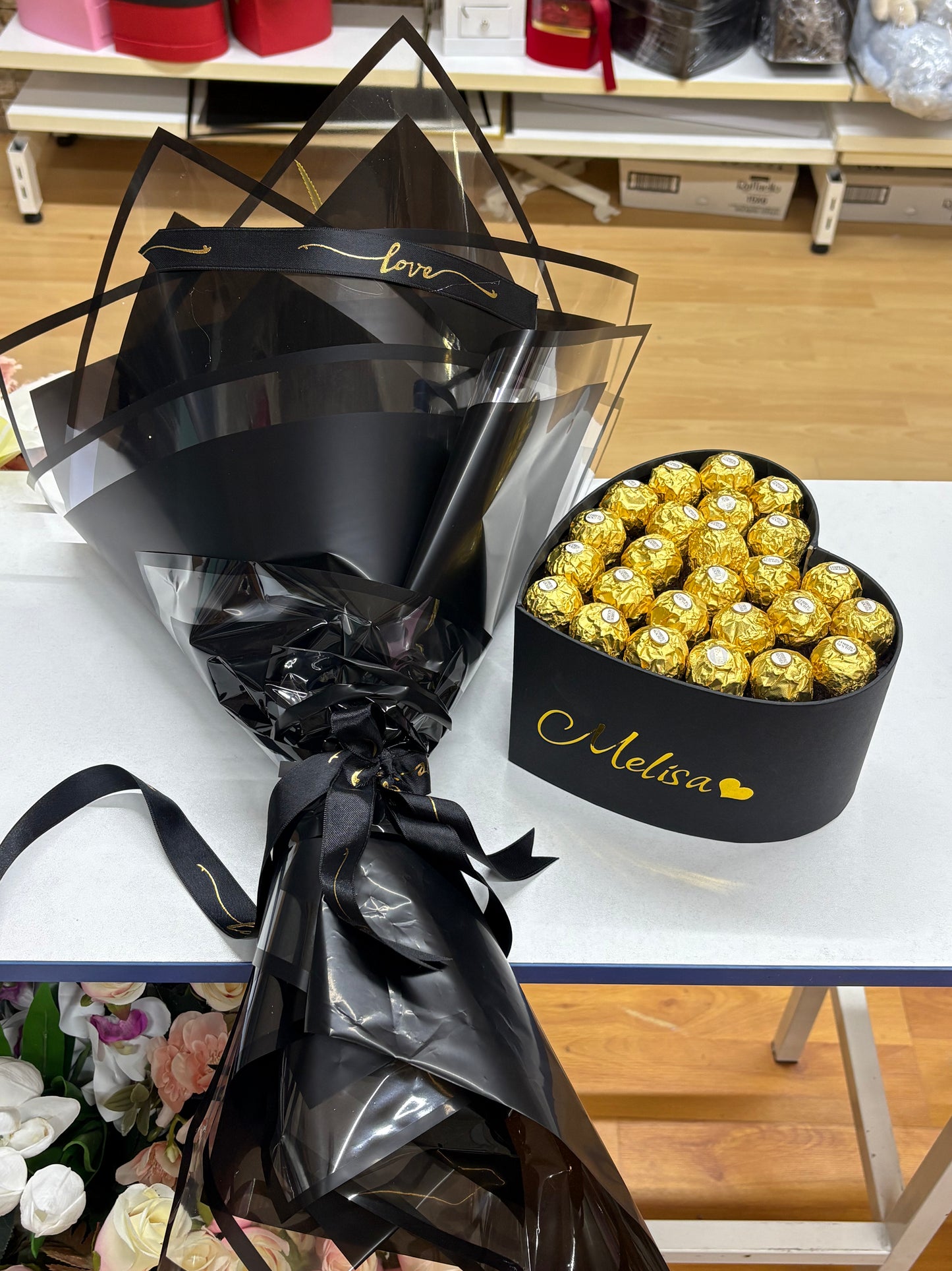 Kişiye Özel Ferrero Rocher Kutusu ve Şık Çiçek Buketi Hediye Seti