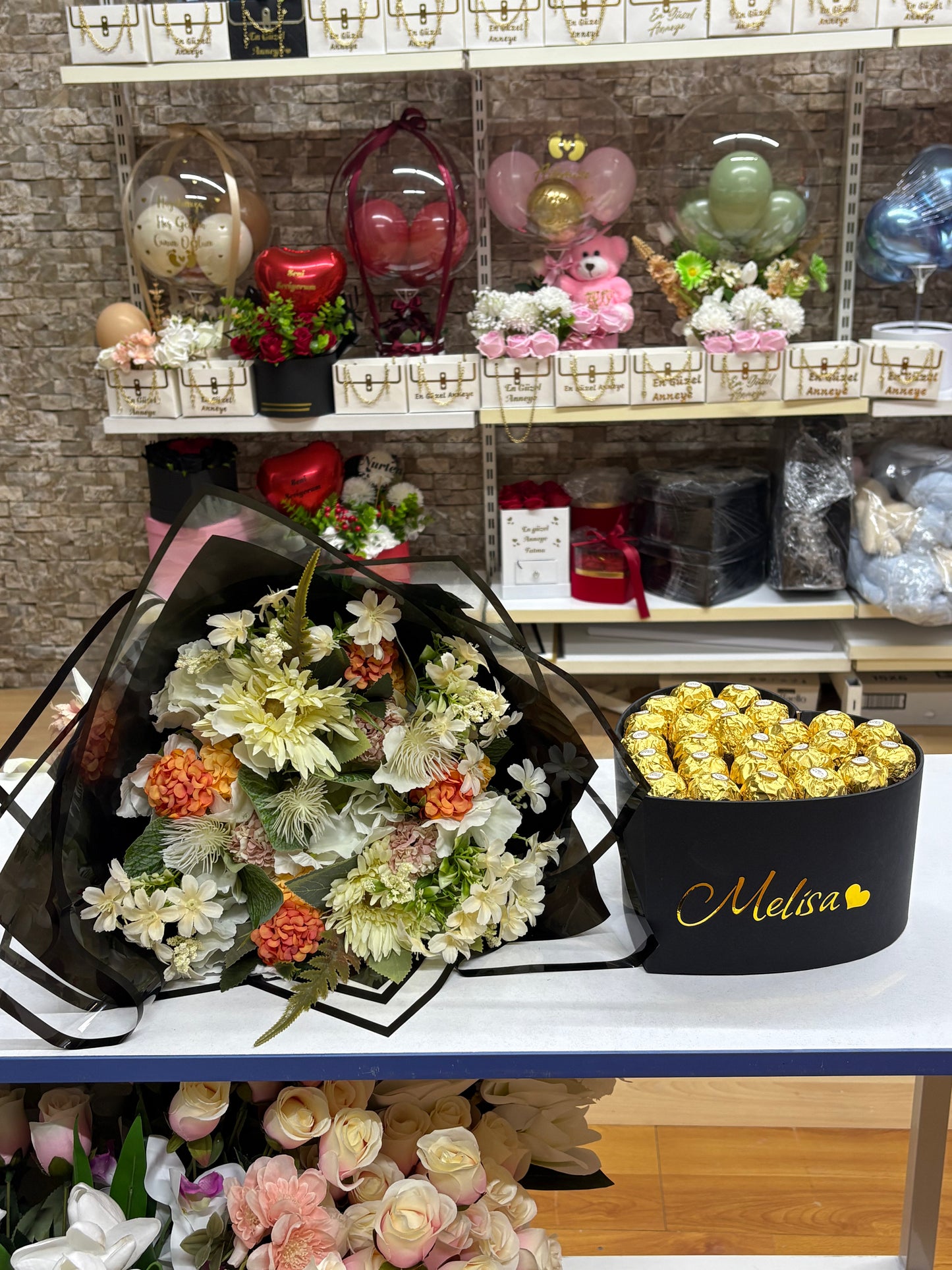 Kişiye Özel Ferrero Rocher Kutusu ve Şık Çiçek Buketi Hediye Seti